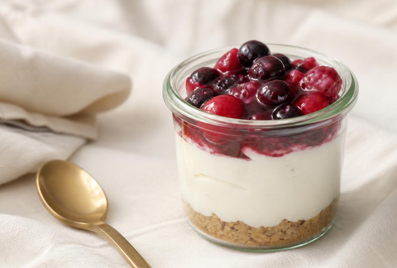 Cheesecake nel bicchiere con frutti di bosco cotti