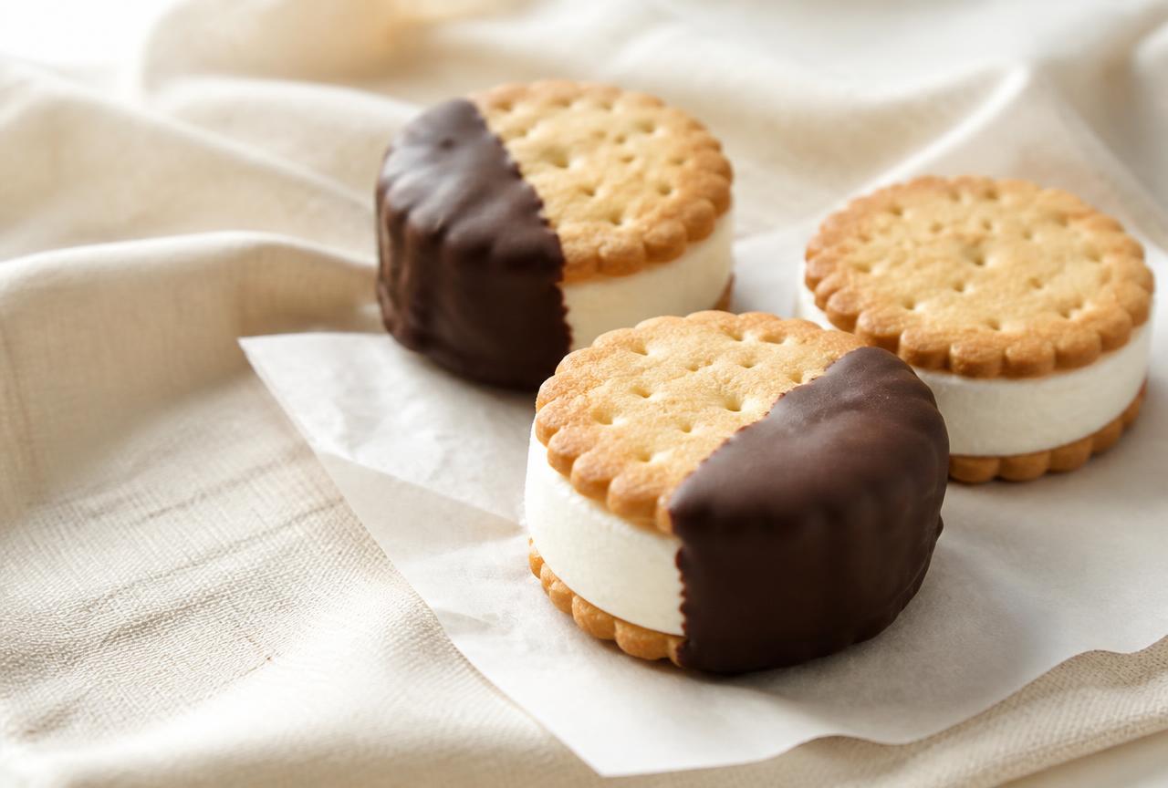 Gelato sandwich con biscotti Oro Saiwa, yogurt e cioccolato fondente